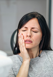 woman with a dental emergency in Sierre Madre